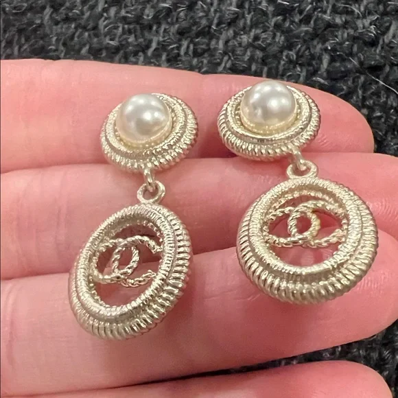 CHANEL Gold-Tone Pearl Drop Earrings with Interlocking CC - Picture 4 of 11